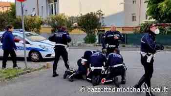 Modena, volantinaggio “no-Conad”: aggredisce 2 agenti - La Gazzetta di Modena