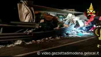 Modena, tir si ribalta all'ingresso dell'autostrada a Modena Nord - Gazzetta di Modena