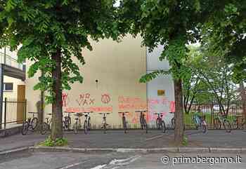 Raid no-vax a Seriate: imbrattati con vernice spray i muri della scuola Aldo Moro - Prima Bergamo