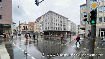 Klimacamper sperren Kreuzung: Fußgänger bekommen kurze Zeit Vorfahrt