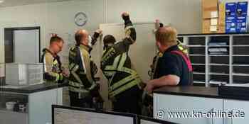 Abi-Prüfungen stecken in Safe fest: Feuerwehrleute helfen als Panzerknacker