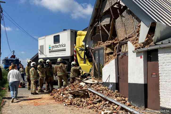 Vrachtwagen zonder chauffeur sloopt leegstaande woning