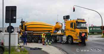 Fietsster (83) lichtgewond na dodehoekongeval - Het Laatste Nieuws
