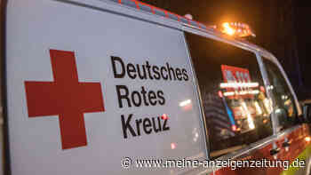 Kleinkind fällt aus geöffneten Fenster