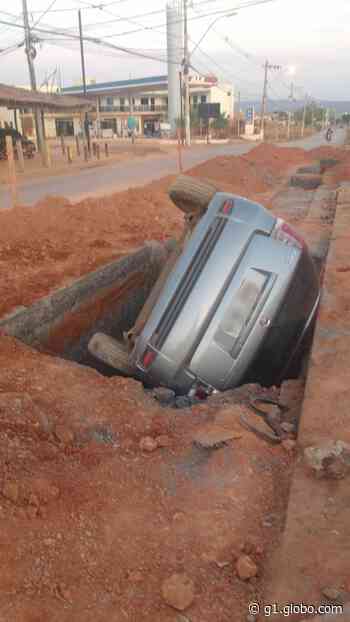 Carro cai em buraco de obra da Copasa na Avenida Lago Tucurui, em Montes Claros - Globo