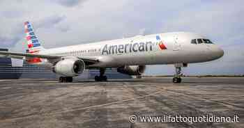 Passeggero apre il portellone dell’aereo, scende sull’ala e si butta in pista FOTO - Il Fatto Quotidiano