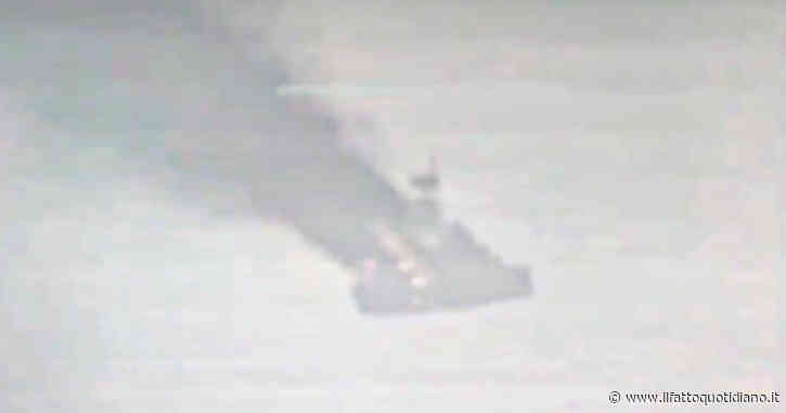 Guerra in Ucraina, le immagini diffuse da Kiev: “Ecco la fregata russa Makarov in fiamme. Colpita da un nostro razzo”