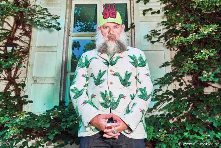 De directeur met het knallende vest vol paddestoelen