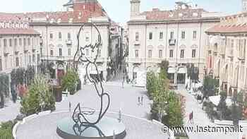 Una bambina di 12 metri nel centro di Alba: “Quella scultura avrà un impatto eccessivo” - La Stampa