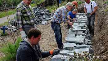 Trockenmauerbau im Wingert: Seminar lehrt jahrhundertealtes Handwerk - Koblenz & Region - Rhein-Zeitung