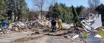 [PHOTOS] Un camion à ordures anéantit une résidence en Beauce