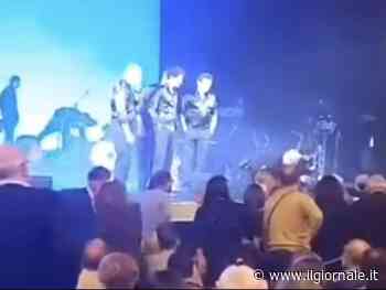 Massimo Ranieri cade dal palco. Corsa in ospedale e ricovero: come sta