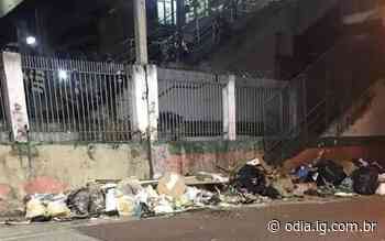 Nilópolis: Moradores reclamam da quantidade de lixo embaixo da escada de acesso a Estação de Trem - O Dia