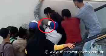 Funcionário de shopping acaba com a cabeça presa em escada rolante ao tentar pregar peça - Metro World News