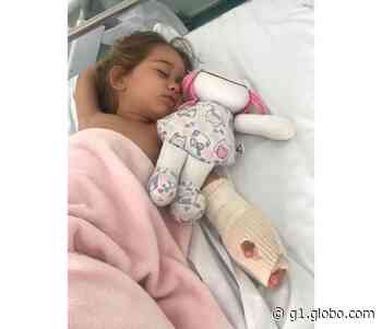 Criança que ficou com a mão presa em escada rolante de loja na BA faz cirurgia: 'Teve que reconstruir todos os dedos dela', diz irmã - Globo