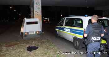 Neukölln: Vermummte greifen Blitzer-Anhänger mit Steinen an - Berliner Zeitung