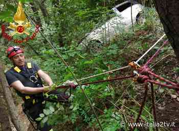 Incidente tra Ogliastro e Agropoli, auto finisce in un burrone - Italia2Tv - Italia2TV