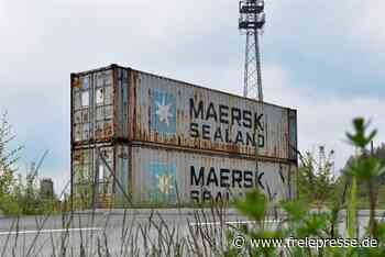 An der A 72 bei Reichenbach: Warum stehen hier zwei Schiffscontainer auf der Wiese? - freiepresse.de