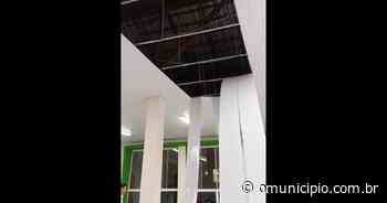 VÍDEO – Forro de telhado de escola de Brusque cai em cima de aluna - O Município
