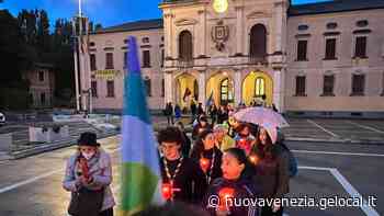 Cento persone davanti al municipio di Mira alla fiaccolata per l’Ucraina - La Nuova Venezia