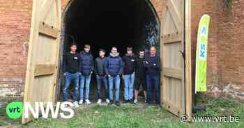 Leerlingen houtbewerking maken kopie van historische stadspoort Diest - VRT NWS