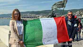 Trieste, l'abbraccio in piazza Unità fra il giornalista Fausto e la patriota ucraina Alla - Il Piccolo