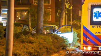 Automobilist tegen boom op Van Iddekingeweg in Stad - RTV Noord