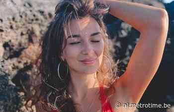 Russische influencer riskeert celstraf nadat ze naakt poseert aan heilige boom in Bali (foto) - Metro België