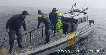 Maxi esercitazione sul Garda: simulata una bufera con sportivi in difficoltà nelle acque del lago - Trentino