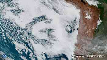 Earth tells us to 'GO' in weird cloud message seen from space (photo)