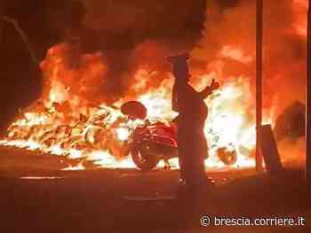 Lago di Garda, bruciati 12 scooter a San Felice del Benaco: torna l'incubo piromane - Corriere