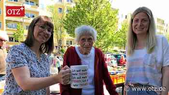 Jenaer Seniorin trainiert mit Riesentasse ihre Muskeln