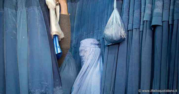 Afghanistan, i Talebani impongono di nuovo il burqa alle donne: gli uomini “responsabili” rischiano il carcere in caso di violazioni