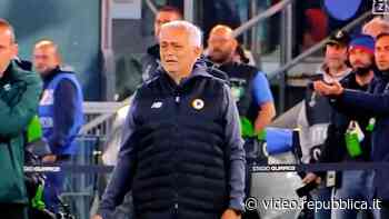 Roma-Leicester, Mourinho in lacrime al fischio finale: lo 'Special One' si commuove a bordocampo - Repubblica TV