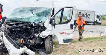 Chauffeur van koerierbedrijf levensgevaarlijk gewond bij verkeersongeval in Wortegem-Petegem - Het Laatste Nieuws