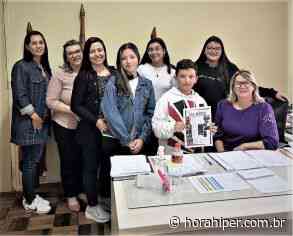 Alunos de Capivari de Baixo produzem informativo - Hora Hiper