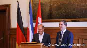 Scholz trägt sich ins Goldene Buch der Stadt Kiel ein - Süddeutsche Zeitung - SZ.de