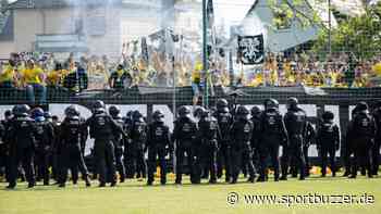 Raketen, Bengalos, Fans und Polizei auf dem Rasen: Leipziger Derby unterbrochen - Sportbuzzer