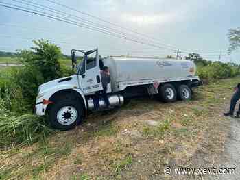 Sale pipa de cinta asfáltica sobre la Macuspana-Villahermosa - XeVT 104.1 FM | Telereportaje