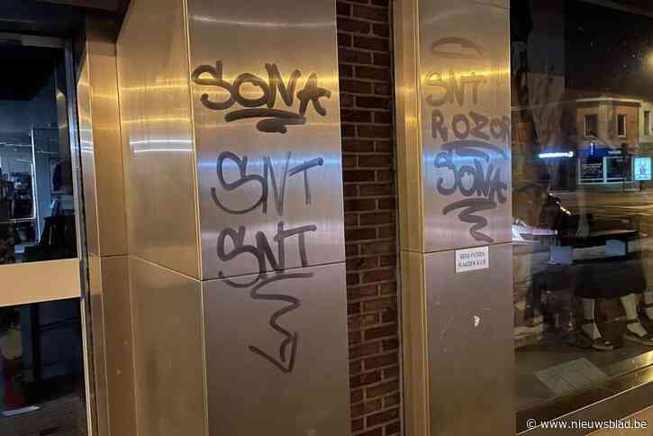 Jongeren trekken spoor van graffiti door binnenstad