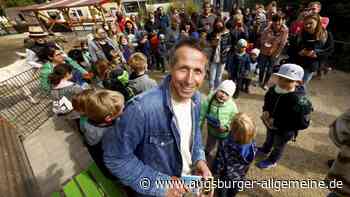 Viele Kinder wollen Willi Weitzel im Tiergarten sehen