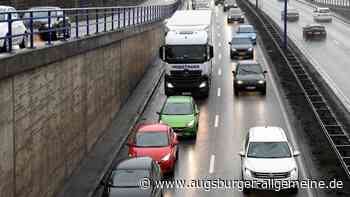 Jugendliche werfen auf der B17 von Brücke Erde auf Autos