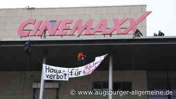 Klimacamper seilen sich von der City-Galerie ab