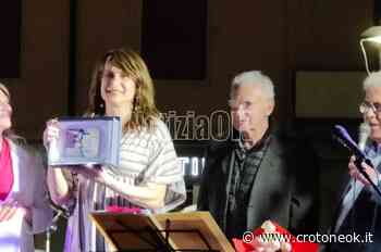 Luxuria a Crotone al Premio Razionale: "Conservo il ricordo della violenza subita affinchè nessuno debba più soffrire" - CrotoneOK.it