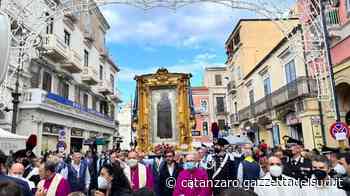 Crotone, migliaia di fedeli alla processione che precede di una settimana il pellegrinaggio a Capocolonna - Gazzetta del Sud - Edizione Catanzaro, Crotone, Vibo