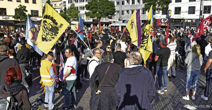 Tödliche Polizeikontrolle in Mannheim:  Polizeiwache nach Demo mit Farbbeuteln beworfen (Fotogalerie)