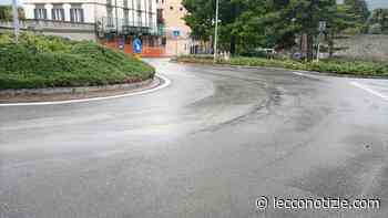 Lecco. Olio sulla rotonda in Largo Montenero, strada chiusa - Lecco Notizie