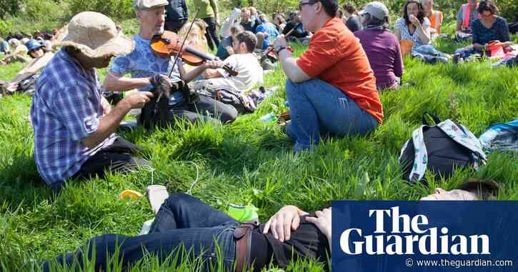 ‘Access is vital’: picnicking protesters target Duke of Somerset’s woods