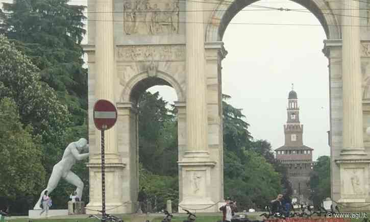 Un'enorme statua spinge (o sorregge) l'Arco della Pace di Milano - AGI - Agenzia Italia