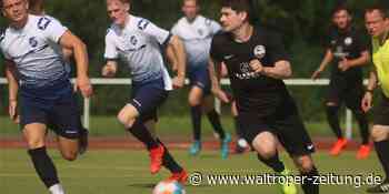 Nur der Trainer und ein Auswechselspieler sitzen beim VfB Waltrop auf der Bank - Waltroper Zeitung